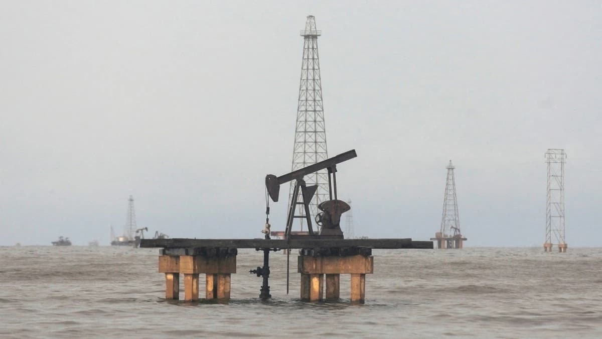 أسعار النفط تقفز بنحو دولار بعد حصار أمريكا لفنزويلا