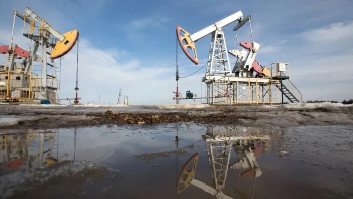 النفط يتجه للانخفاض للأسبوع الثاني على التوالي