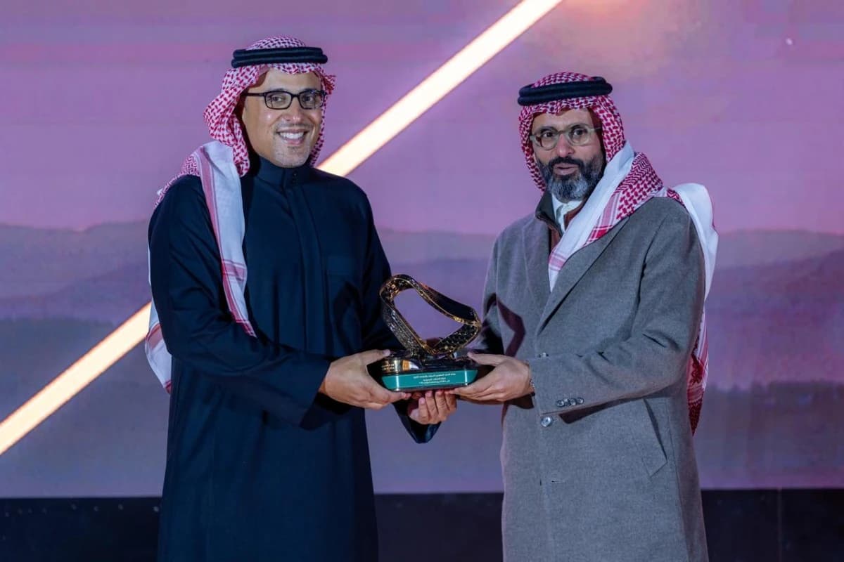 الأمير خالد بن سلطان الفيصل يكرم مجموعة stc الراعي الرئيسي لجائزة السعودية الكبرى للفورمولا 1