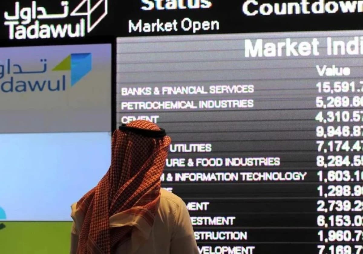 الأسهم السعودية تفقد معظم مكاسب الافتتاح في منتصف التداولات