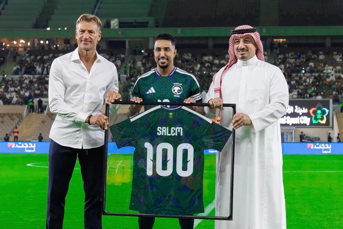 الدوسري ينضم إلى نادي الـ 100 بقميص المنتخب السعودي