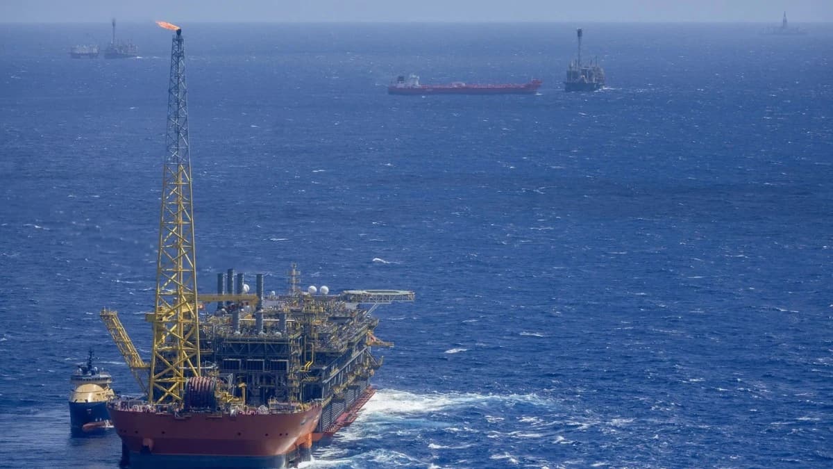 النفط يستقر وسط تصاعد التوترات وتوقعات المعروض