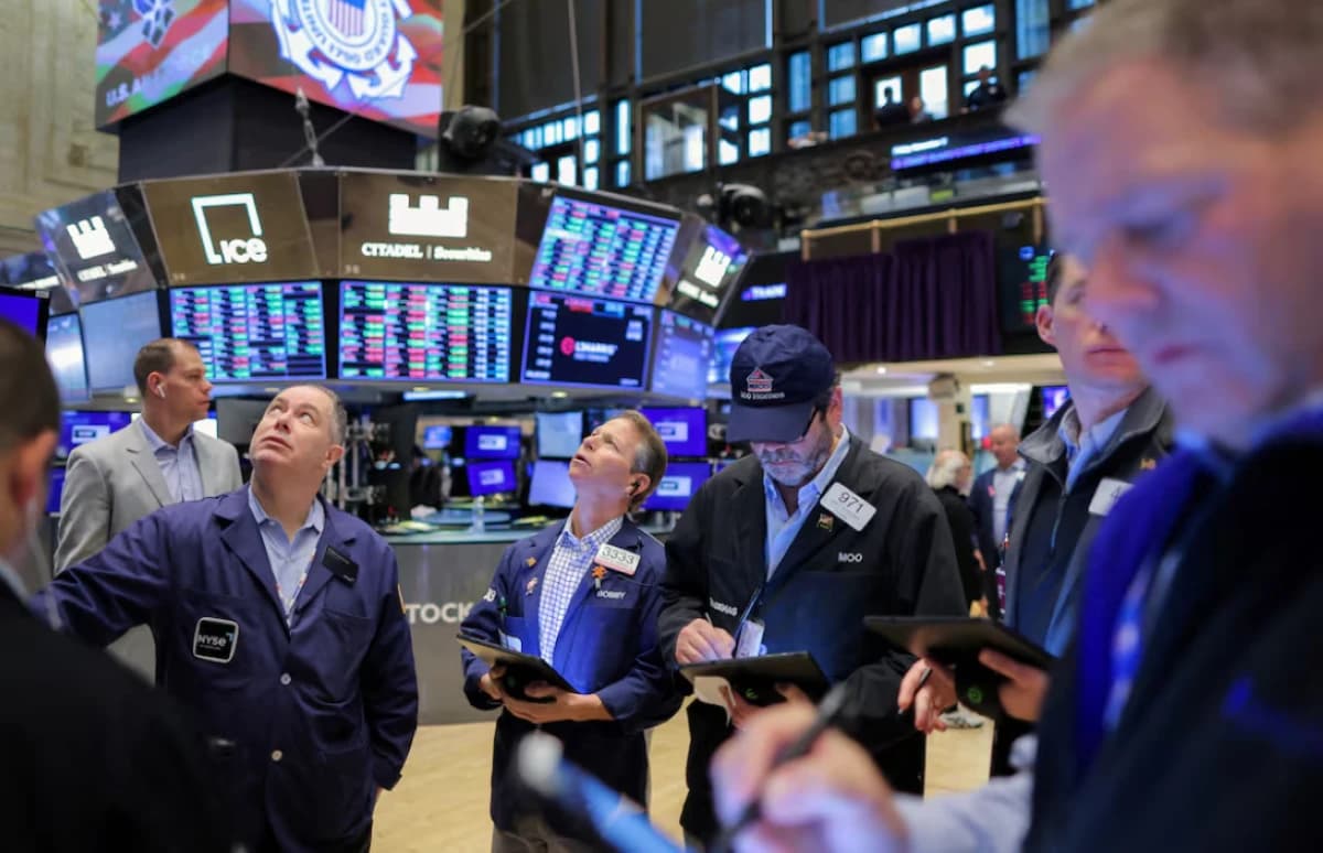 الأسهم العالمية تتماسك قرب مستوياتها القياسية وسط صعود نهاية العام