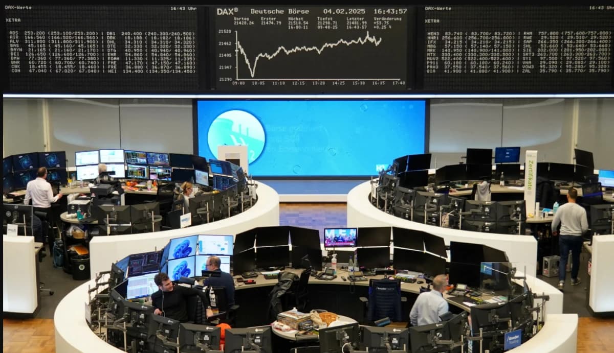 أسهم أوروبا تحوم قرب مستويات قياسية وتتجه لأفضل عام منذ 2021