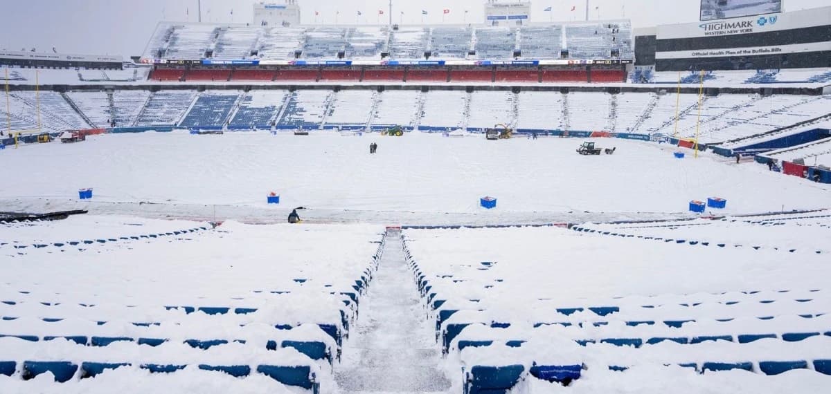 الاستعانة بالجماهير لإزالة الثلوج من ملعب "هايمارك".. كم التكلفة؟