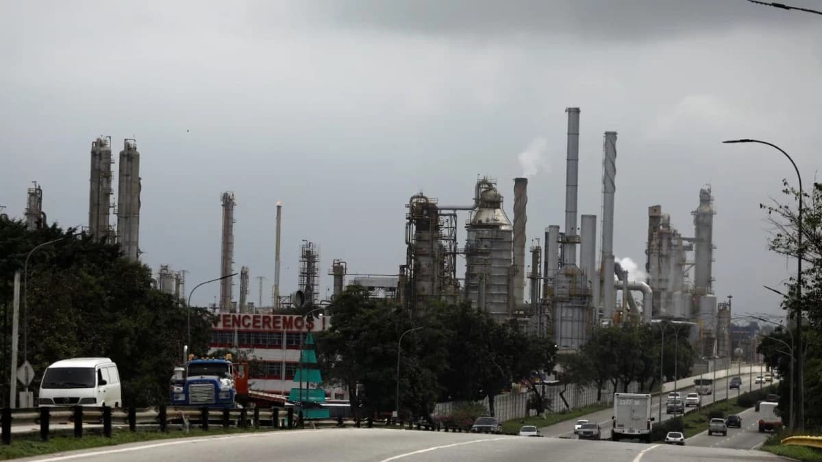 النفط يرتفع دولارا وسط تقييم لأحداث فنزويلا