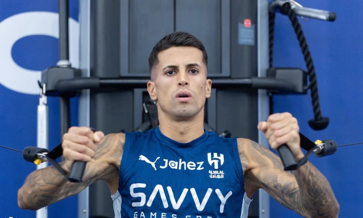 صفقة إنتر ميلان مع الهلال تتوقف .. برشلونة يتكفل برواتب كانسيلو