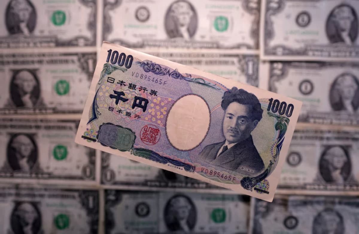 الين يتراجع لأدنى مستوى في عام ونصف والدولار يتأثر بأزمة "الفيدرالي"