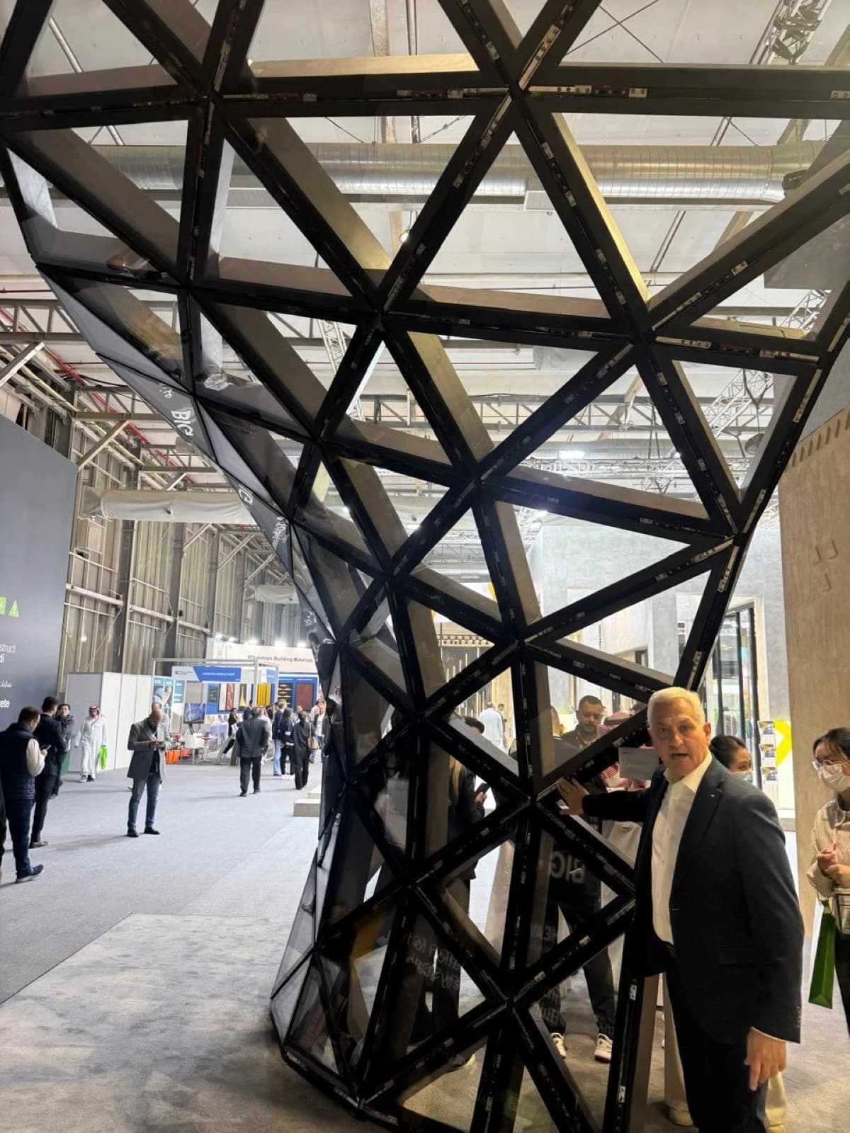 بين الرياض وجدة .. أسقف معلقة تمتد لـ 50 مترا دون أعمدة