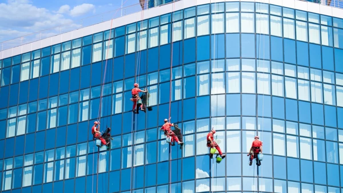 نشاط تنظيف واجهات الأبراج في السعودية ينمو 31% خلال عام