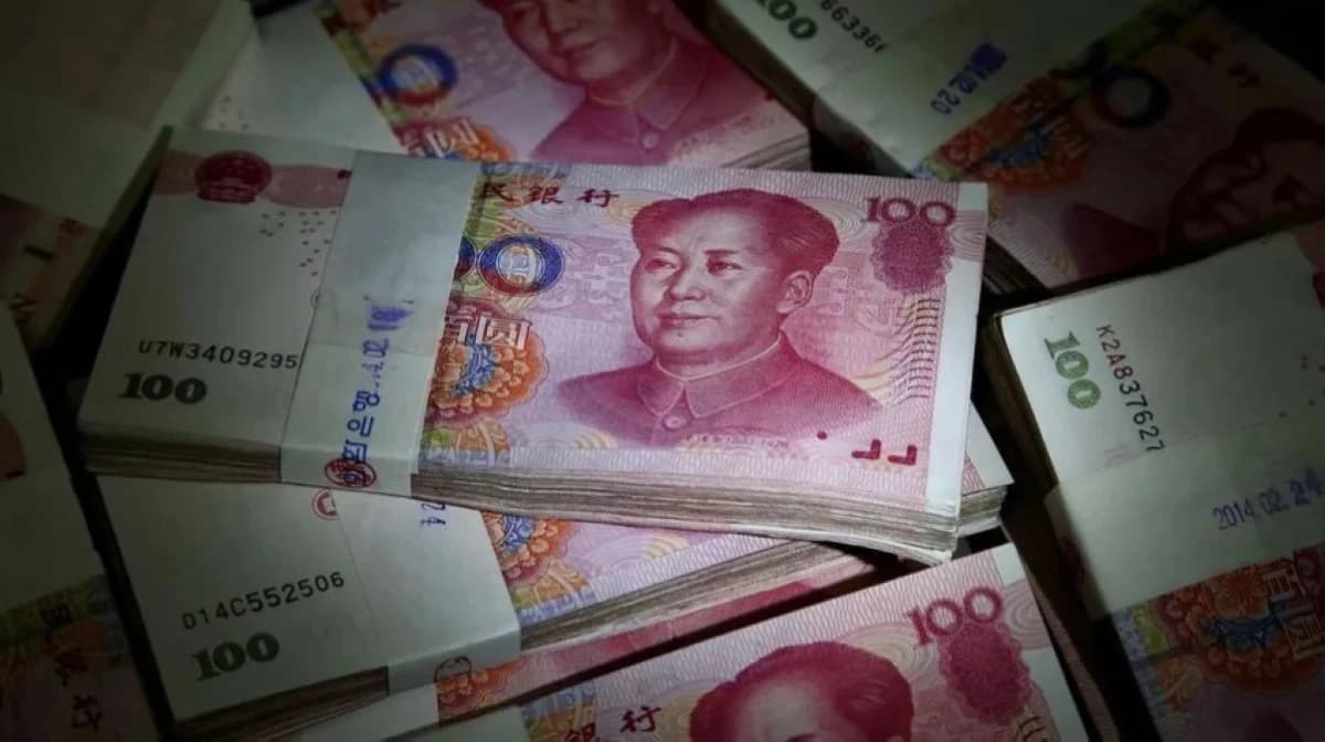 الصين تحدد سعر اليوان دون 7 للدولار لأول مرة منذ 2023