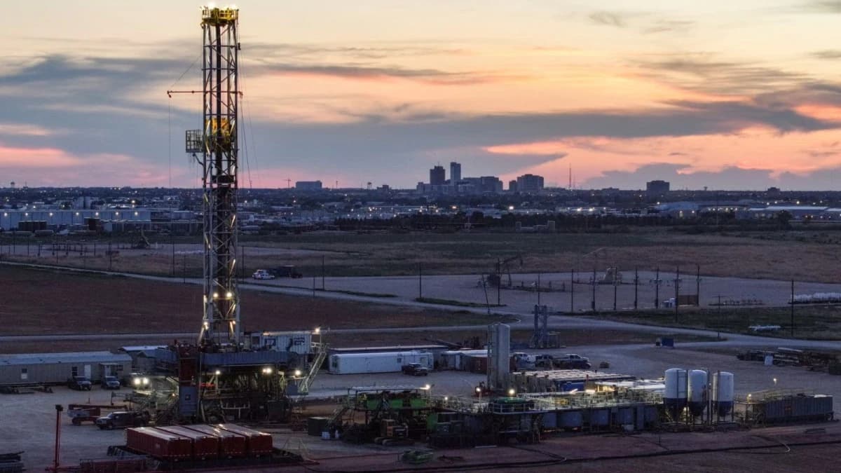 النفط يتراجع مع عودة تركيز السوق على توقعات وفرة الإمدادات