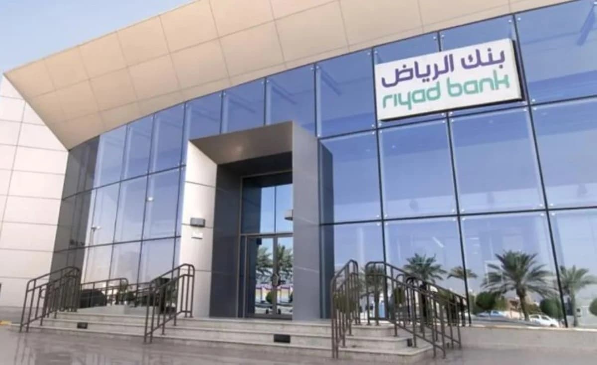 أرباح بنك الرياض تتجاوز التوقعات رغم تراجع الدخل من الفوائد