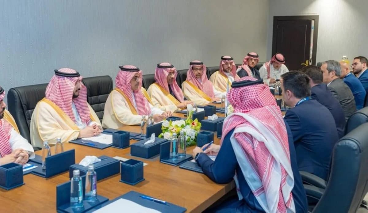 السعودية تبحث مع "إيرباص هليكوبترز" فرص توطين صناعة الطيران وسلاسل إمدادها