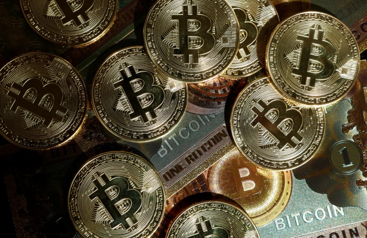 حيتان "بيتكوين" تعود للشراء لكن التعافي ما زال محل شك