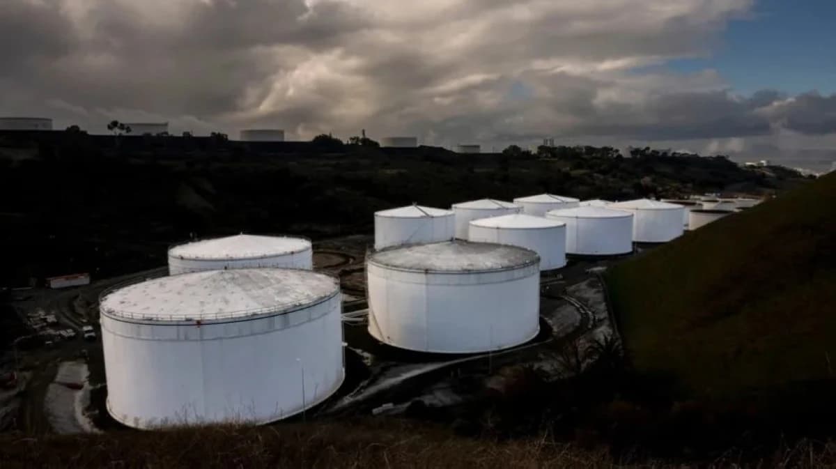 النفط يتجه لتسجيل أول أسبوعين متتاليين من الخسائر في 2026