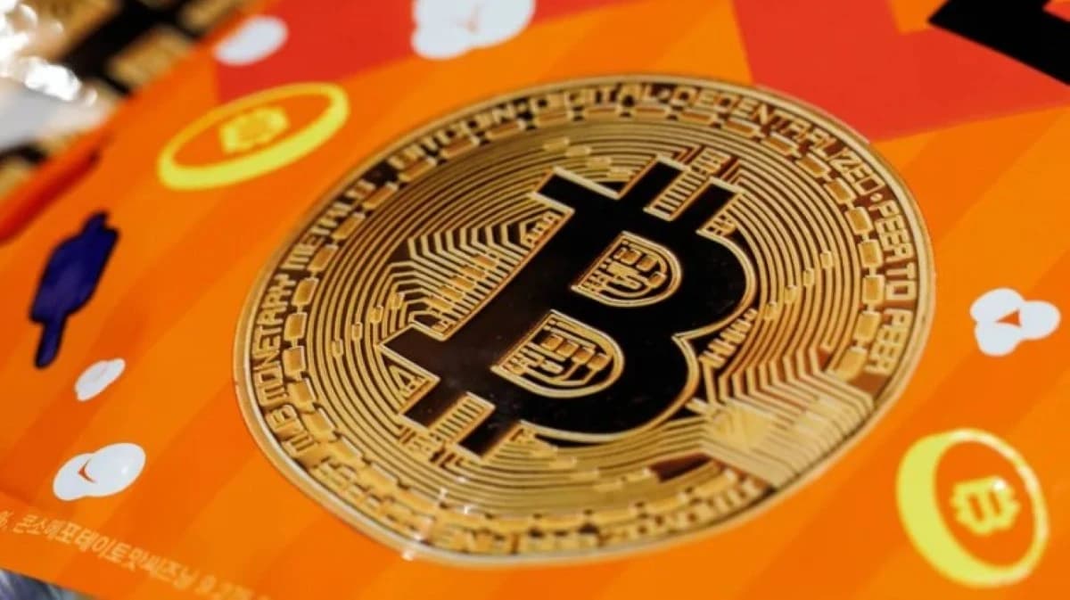 بيتكوين تستقر بعد خسائر مع خفض "ستاندرد تشارترد" توقعات العملة