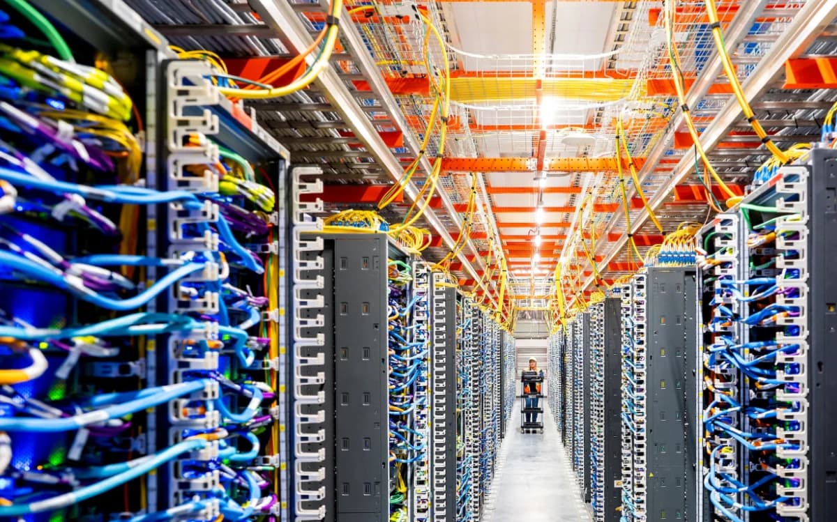 أداني الهندية تستثمر 100 مليار دولار في مراكز بيانات للذكاء الاصطناعي