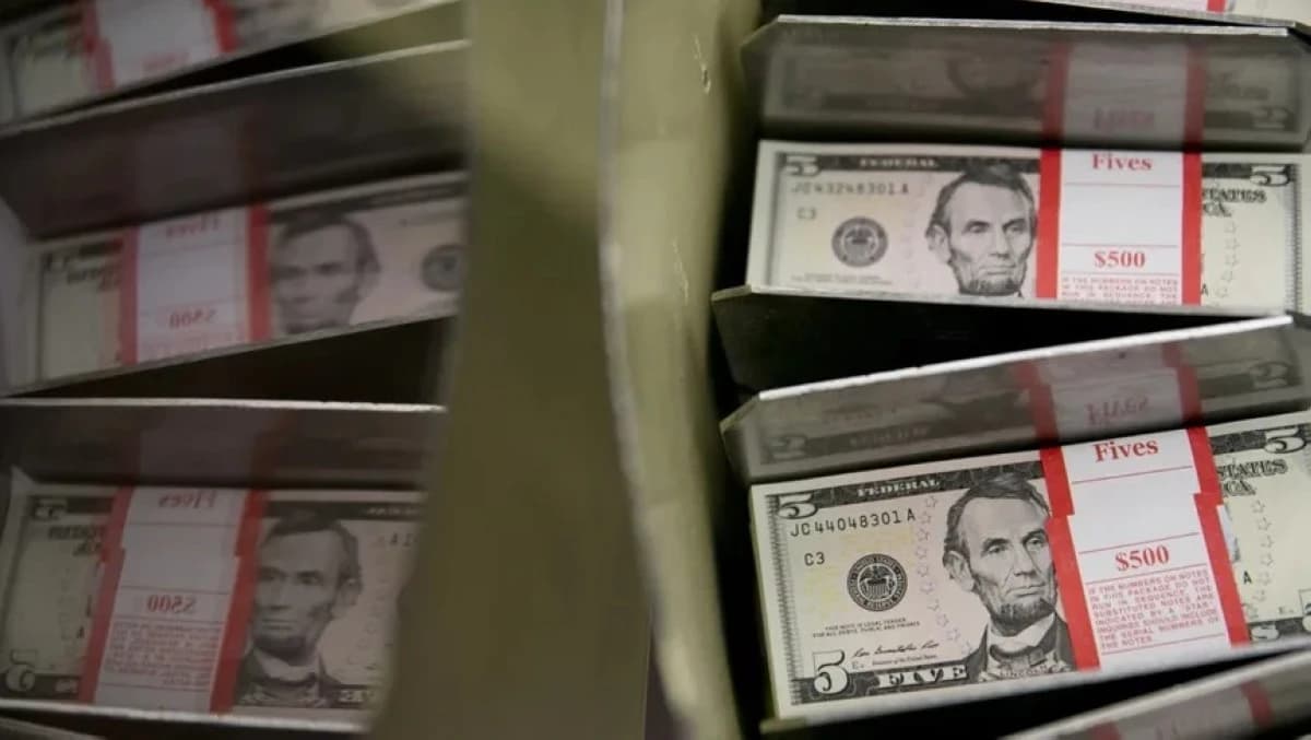 الدولار يصعد وسط شكوك خفض الفائدة الأمريكية 3 مرات هذا العام