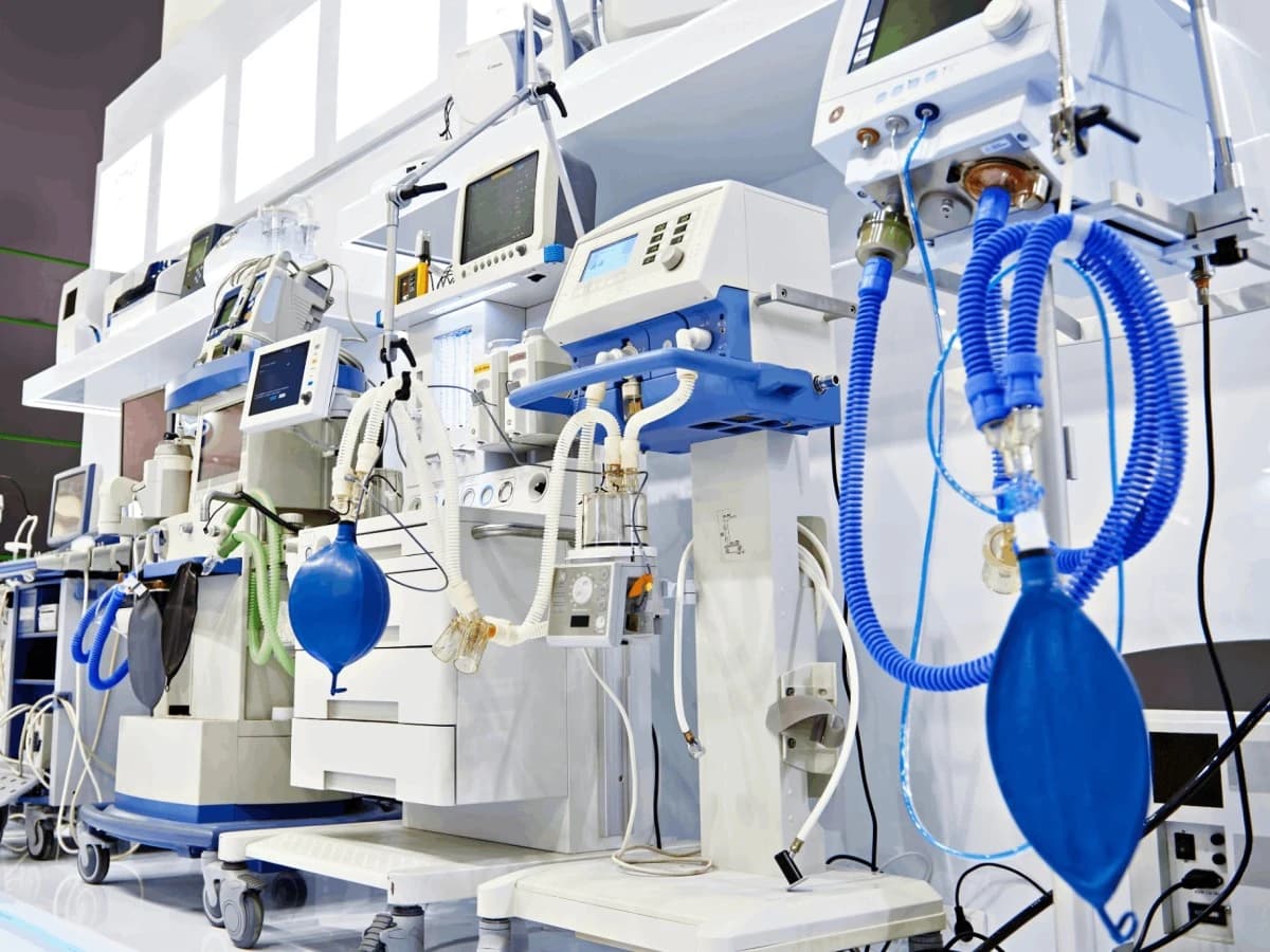 السعودية تعتزم إنتاج أجهزة طبية معقدة .. واستثمارات دوائية بـ11 مليار ريال