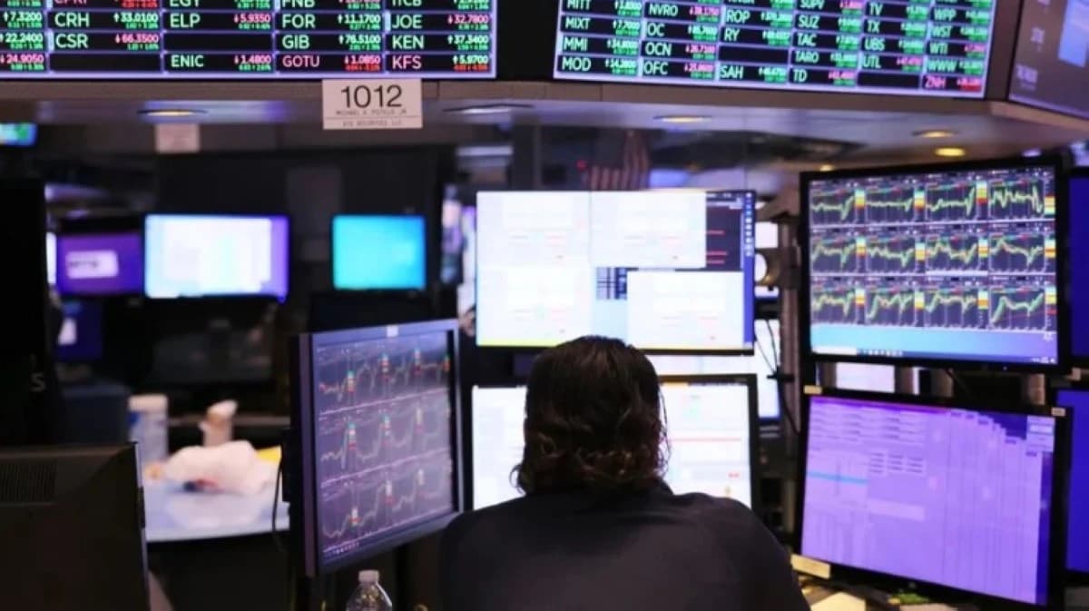 وول ستريت تنتعش بدعم من بيانات اقتصادية قوية رغم تشدد الفيدرالي