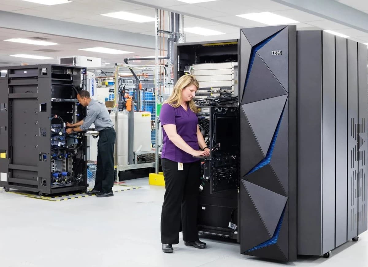 أسهم IBM تهبط 13% في أكبر خسارة يومية منذ 2000 بفعل الذكاء الاصطناعي