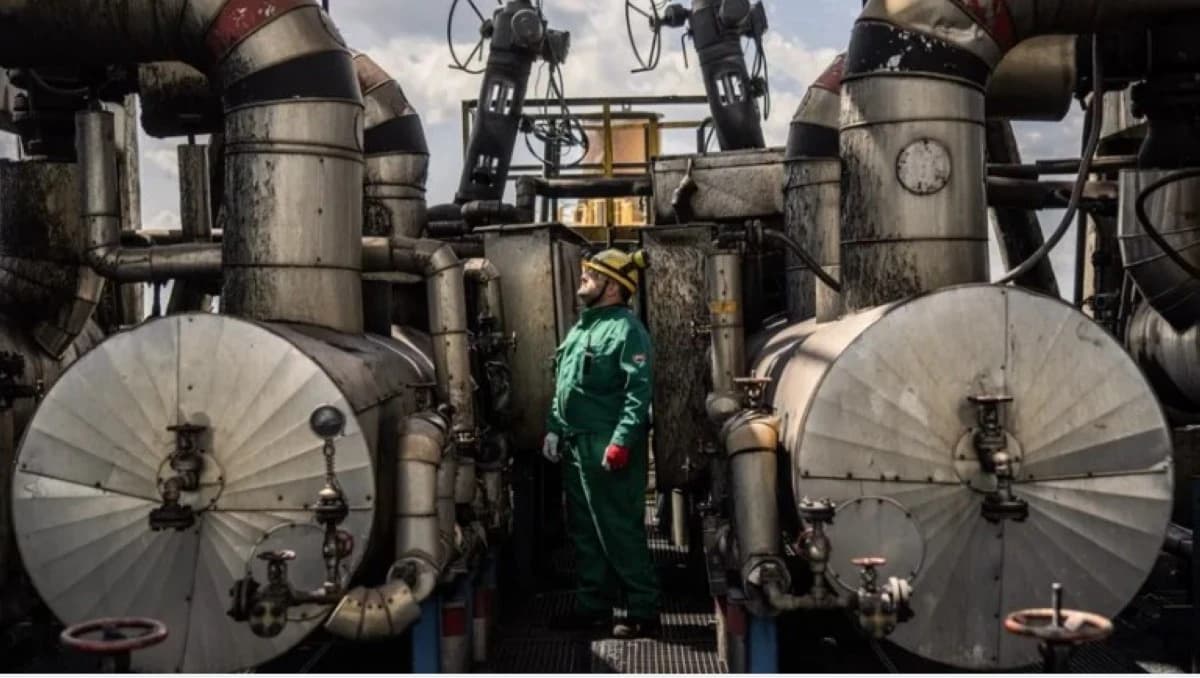 النفط يهبط وسط تداولات متقلبة بالتزامن مع المحادثات الأمريكية الإيرانية