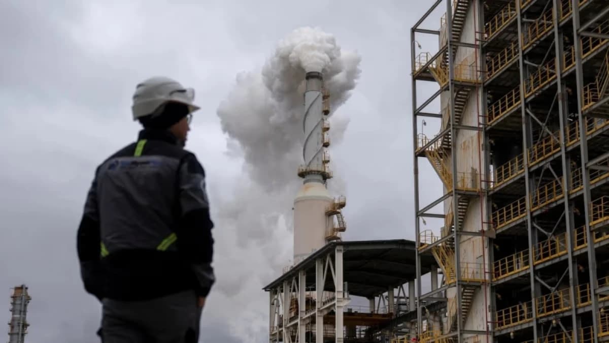 النفط يقفز 13% والذهب يرتفع 2% مع أول رد فعل للأسواق على ضربات إيران