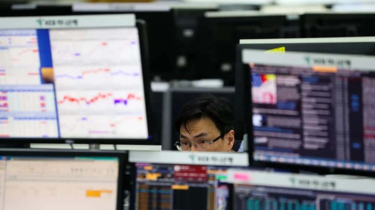 أسهم آسيا تتراجع مع تقليص المستثمرين انكشافهم على المخاطر