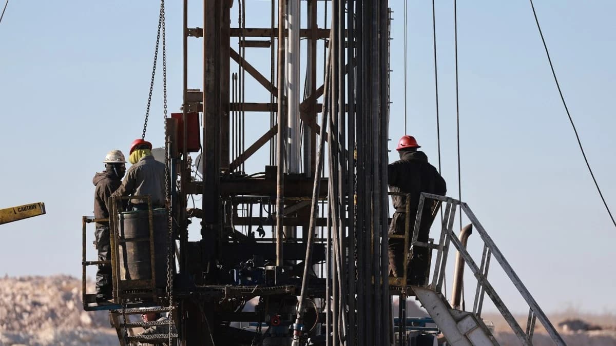 النفط يصعد رغم تعهد أمريكا بحماية تدفق الإمدادات من هرمز