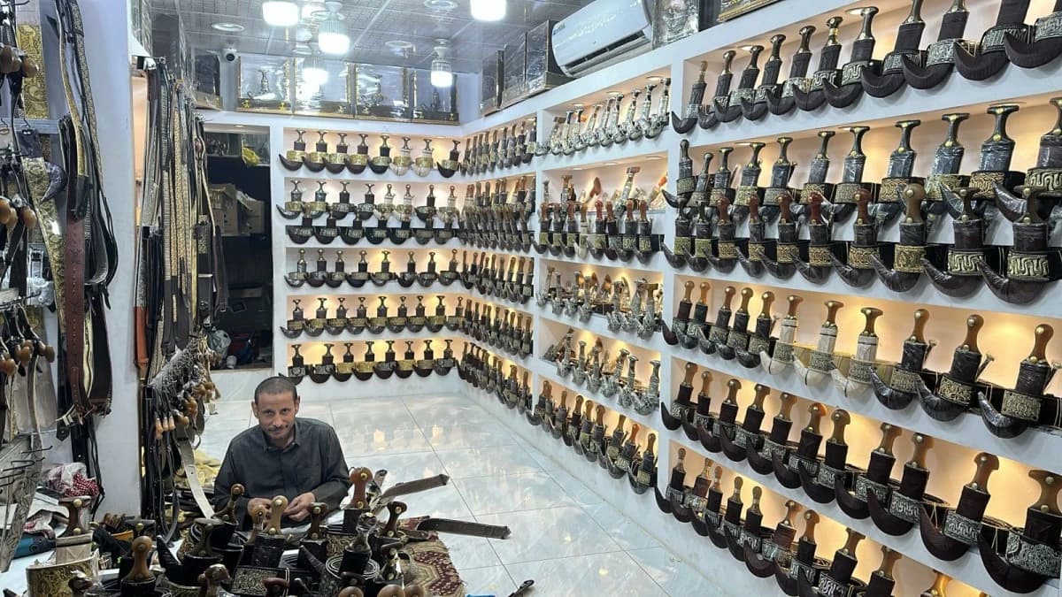 "الجنابي" .. حرفة تراثية على خطى الصناعات العالمية