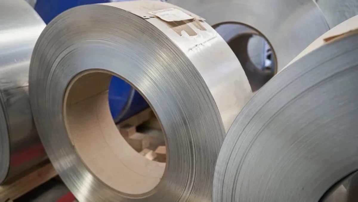 الألمنيوم يلامس ذروة 2022 مع خوف من شح الإمدادات إثر حرب إيران