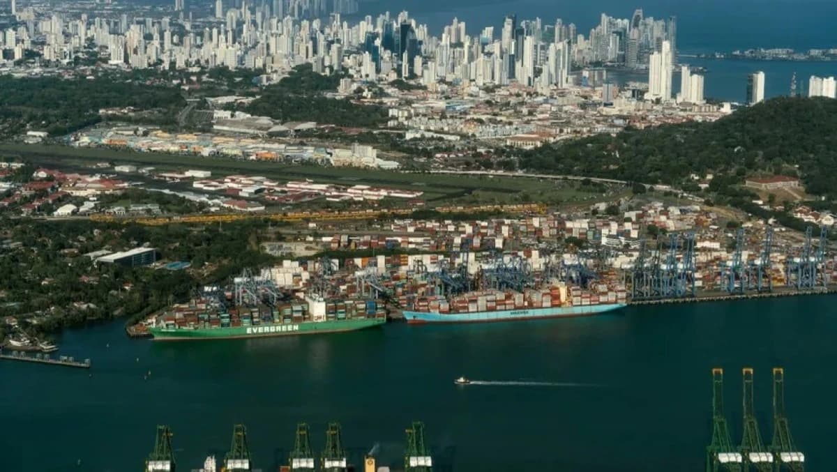 "كوسكو" الصينية تعلق أنشطتها بميناء في بنما وسط توترات