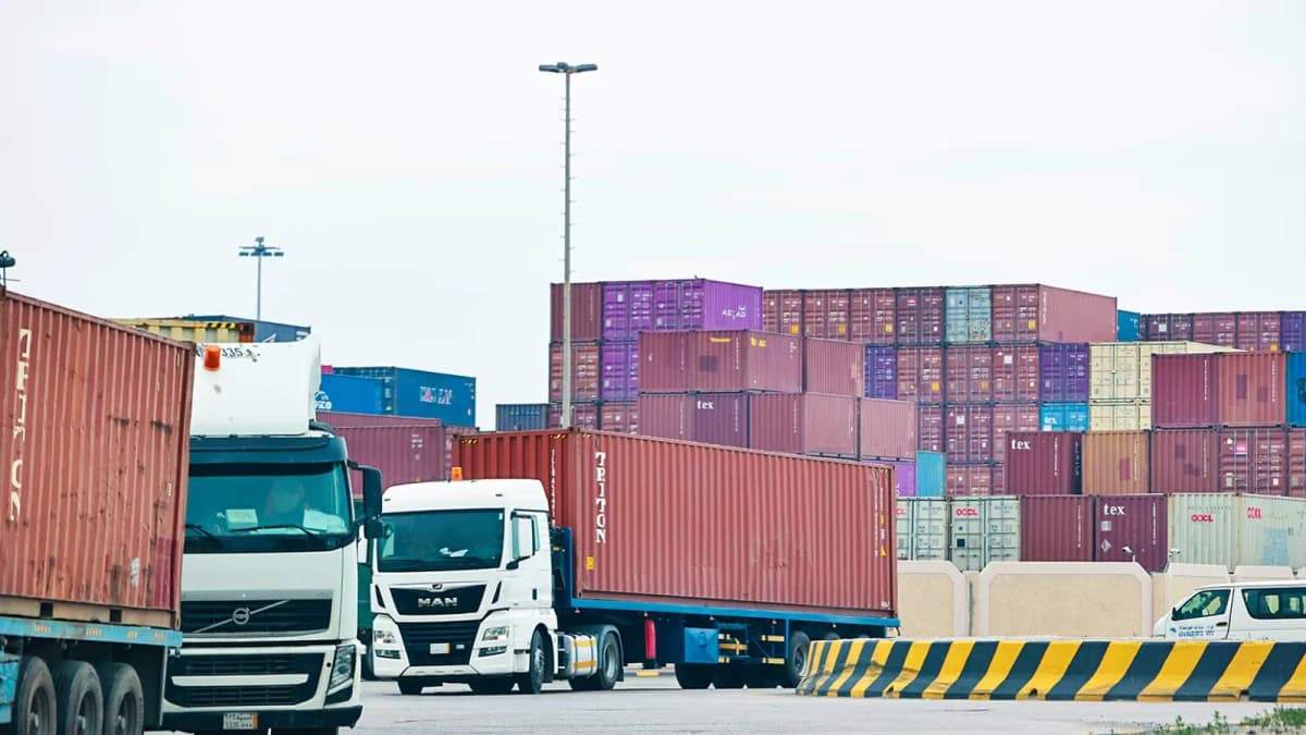 السعودية تؤكد جاهزية خدمات النقل وسلاسل الإمداد بنصف مليون شاحنة