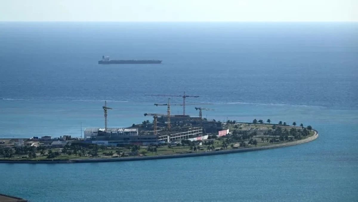 أسطول ناقلات نفط يتجه إلى البحر الأحمر تفادياً لمضيق هرمز