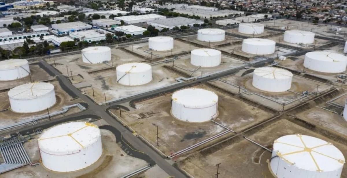 النفط يعود لتجاوز 103 دولارات مع تصاعد تهديدات الإمدادات