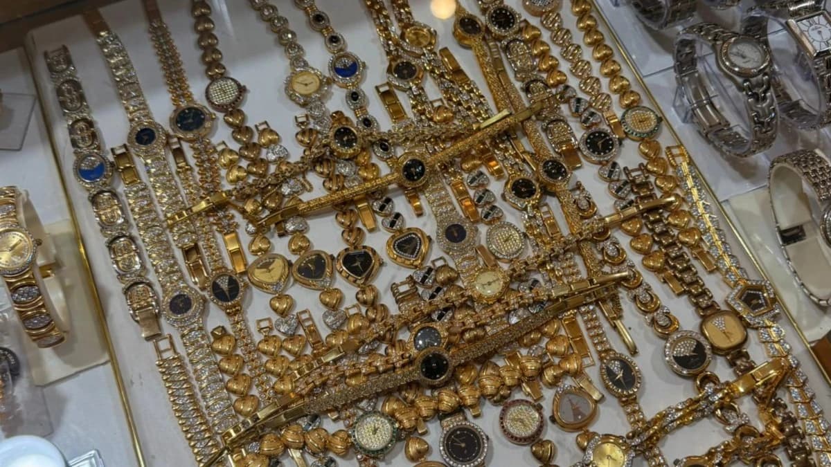 شارع الثميري ينفض الغبار عن ساعات مخزنة منذ 20 عاما