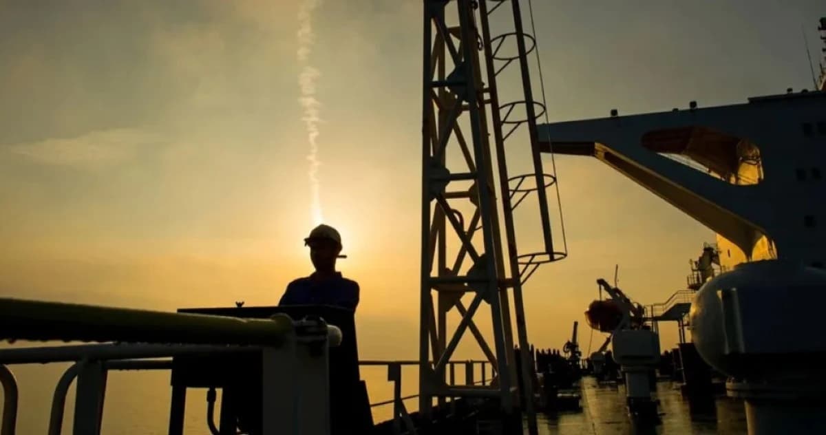 النفط يقفز 5% مع تصاعد الهجمات على منشآت الطاقة