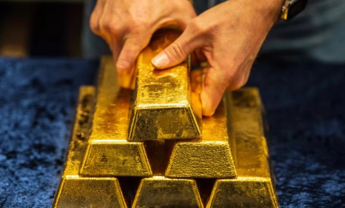 الذهب يرتد من أدنى مستوى في شهر بدعم من تراجع الدولار