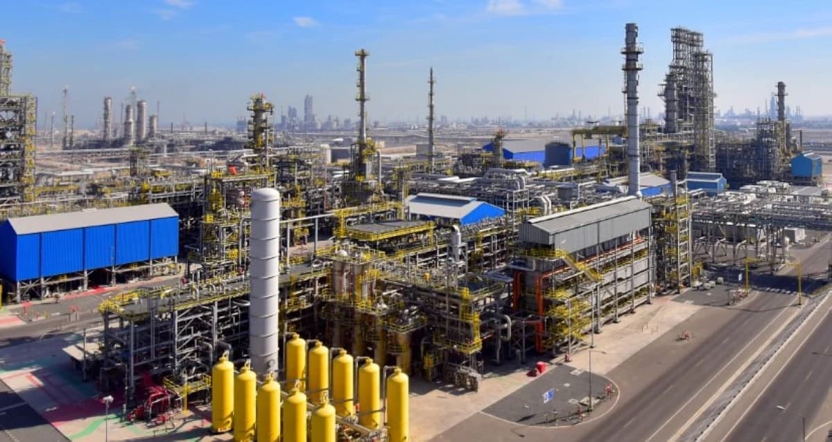 حريق في وحدات بمصفاة ميناء الأحمدي بالكويت بعد هجمات بمسيرات 