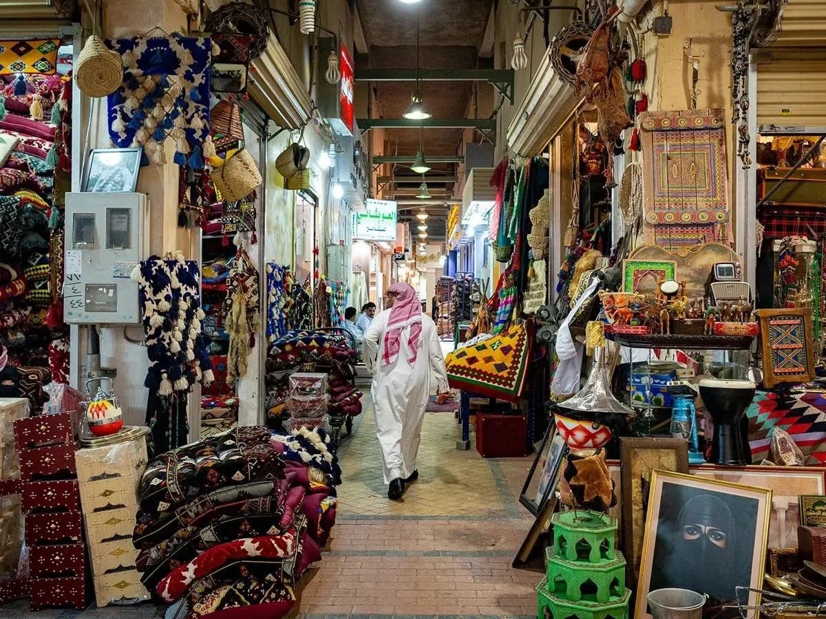 سوق الزل في الرياض .. مزادات على قطع نادرة تصل قيمتها إلى 400 ألف ريال