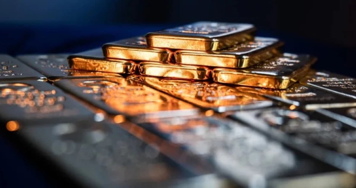 الذهب يهبط بقوة ويقترب من محو مكاسب العام