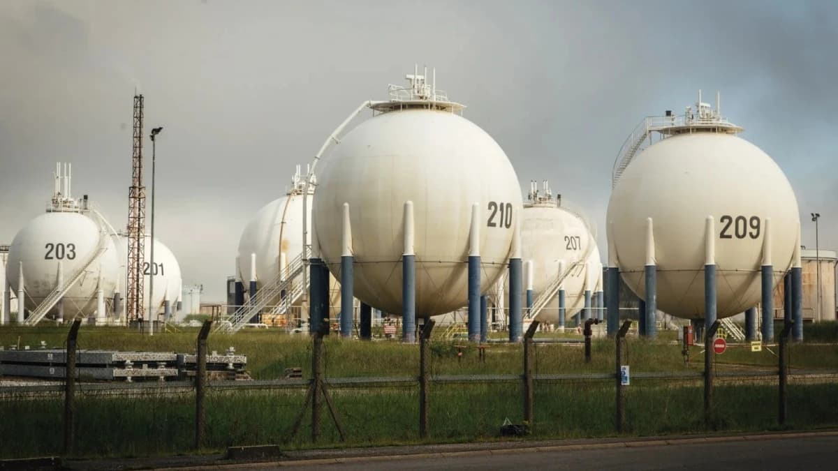 النفط يرتفع بعد هبوط حاد وسط ترقب لمصير مضيق هرمز