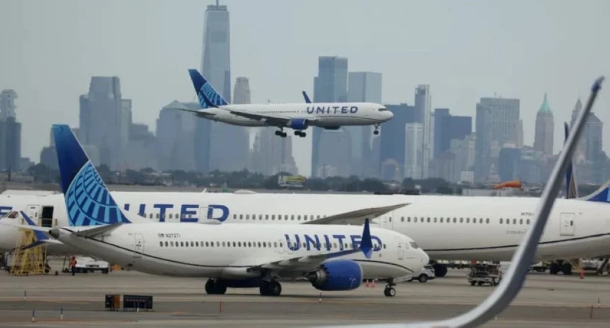 "يونايتد إيرلاينز" تعتزم زيادة أسعار التذاكر 20% حال استمرار صعود النفط