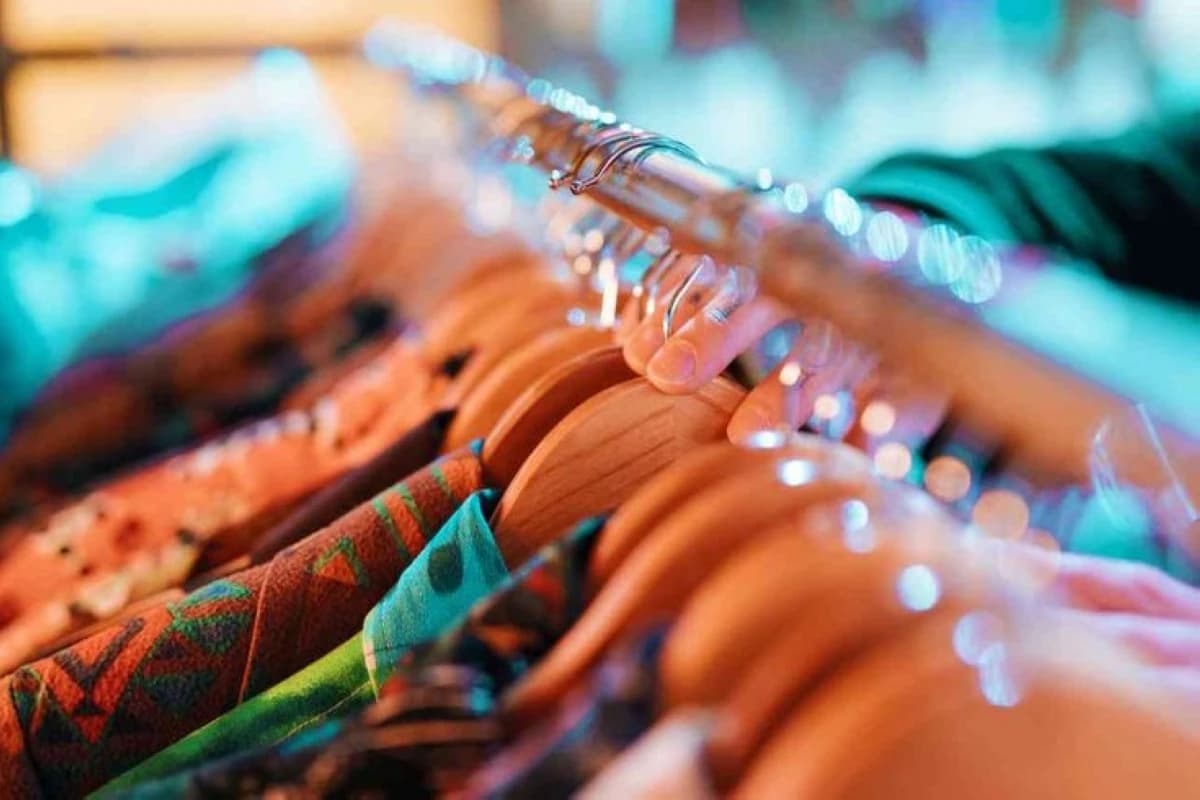 التوترات تعيد تشكيل خريطة الإمدادات في سوق الملابس النسائية السعودية