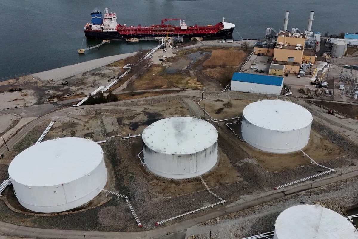 النفط يتراجع بأكثر من 3 دولارات عند التسوية بعد تقارير عن احتمال استعداد إيران لإنهاء الحرب