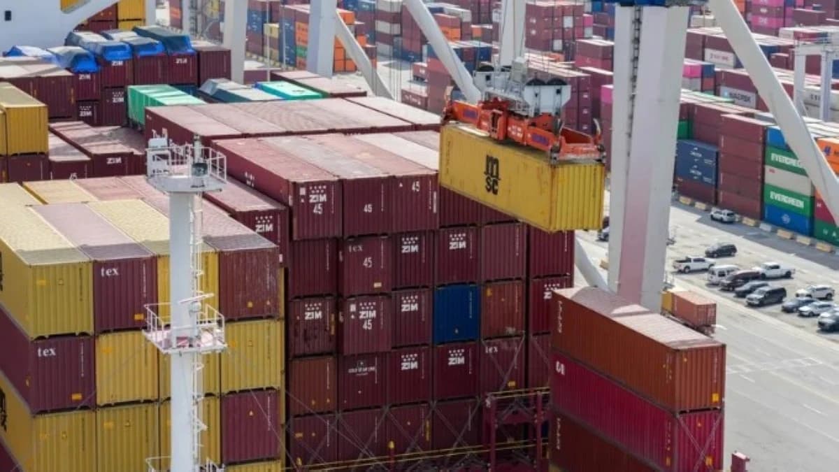 العجز التجاري الأمريكي يتفاقم في فبراير بأقل من التوقعات