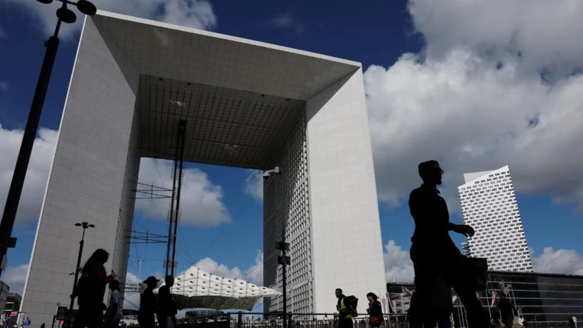 فرنسا تعتزم تقديم قروض للشركات الصغيرة المتضررة من ارتفاع الوقود