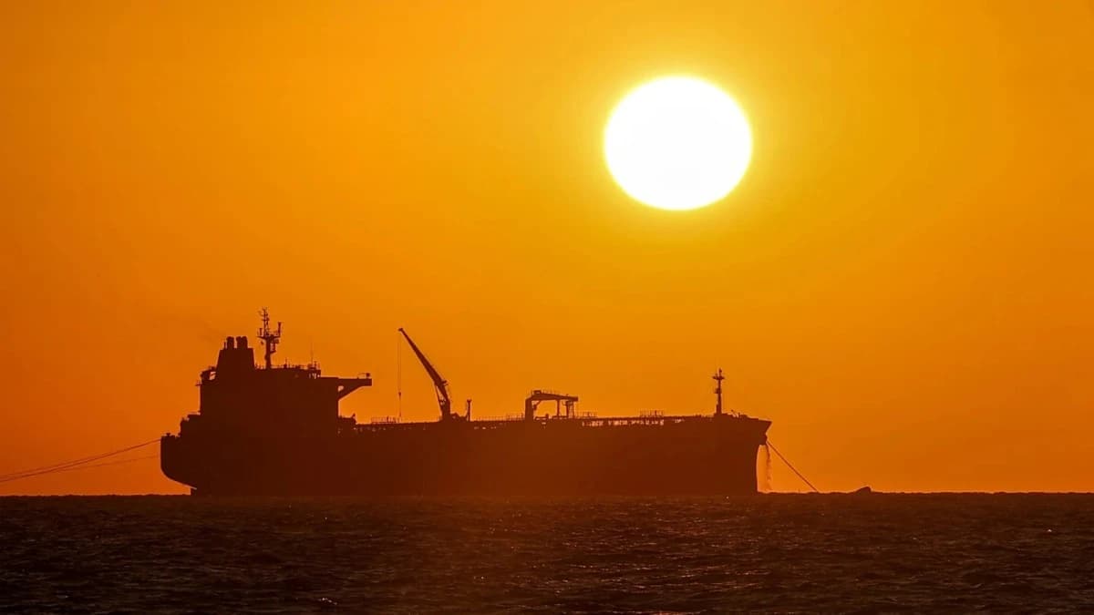 النفط يصعد مجددا وسط استمرار اضطرابات هرمز وهشاشة الهدنة