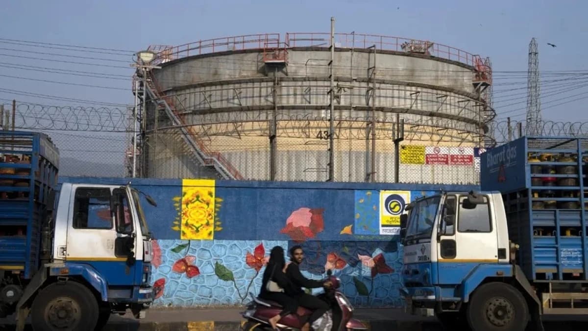 كبار مستوردي النفط في آسيا يقتربون من استنفاد بدائل "هرمز"